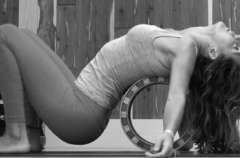 Cómo Trabajar la Flexibilidad con la Rueda de Yoga: 3 Posturas Básicas
